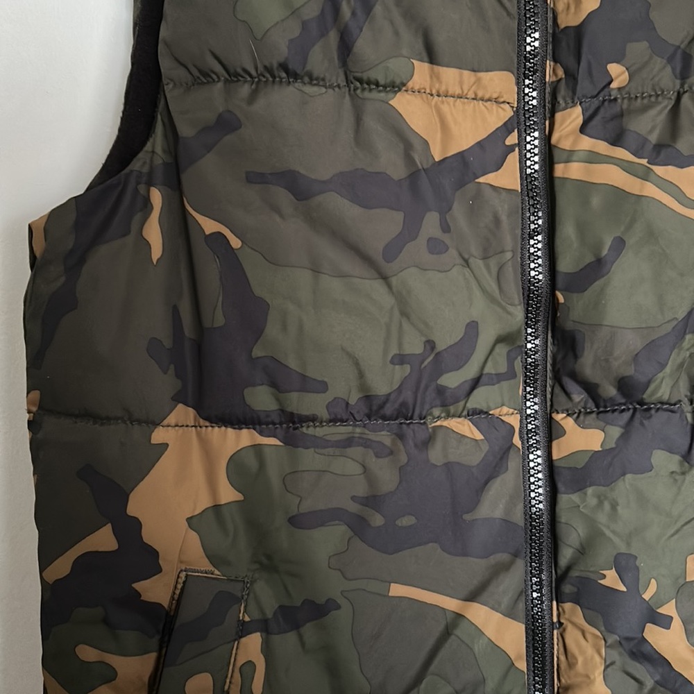 Boys Old Navy Camo Puffer Vest Size Large 10/12 Like New - Picture 3 of 5